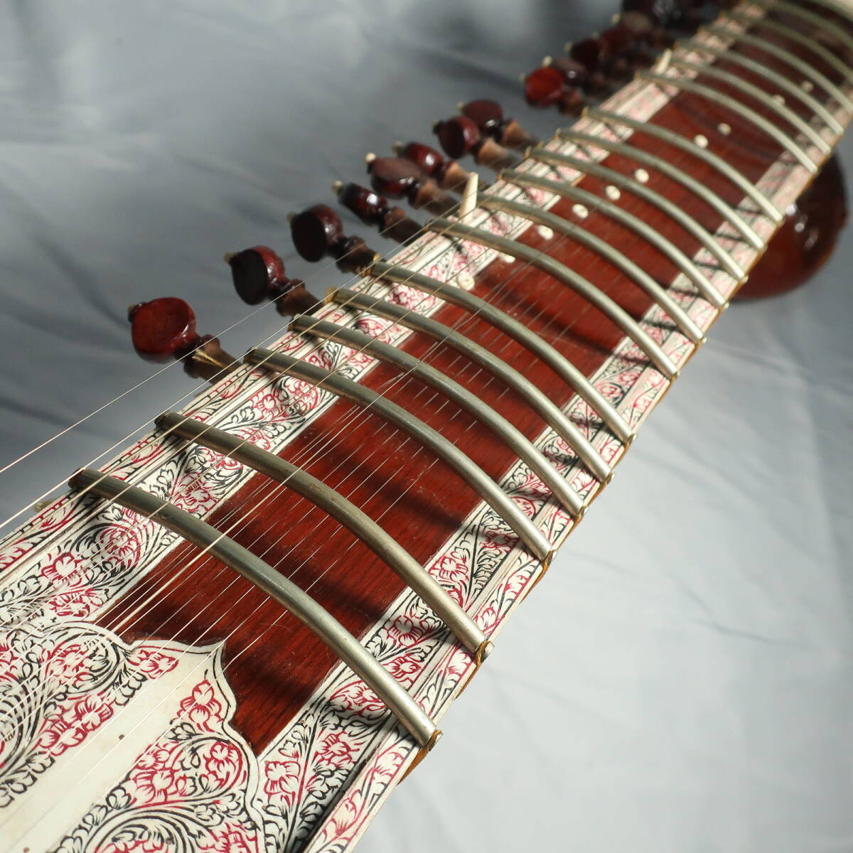 シタール ハードケース付 インド 民族楽器 全長約124cm 装飾バインディング 木彫り植物柄模様ボディ 楽器/220サイズ_画像3