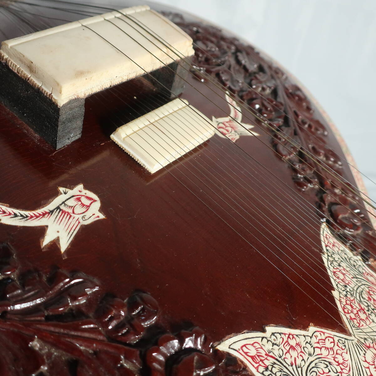 シタール ハードケース付 インド 民族楽器 全長約124cm 装飾バインディング 木彫り植物柄模様ボディ 楽器/220サイズ_画像8