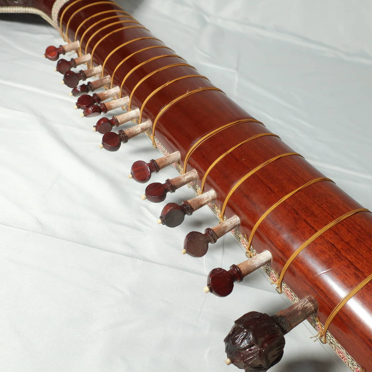 シタール ハードケース付 インド 民族楽器 全長約124cm 装飾バインディング 木彫り植物柄模様ボディ 楽器/220サイズ_画像6