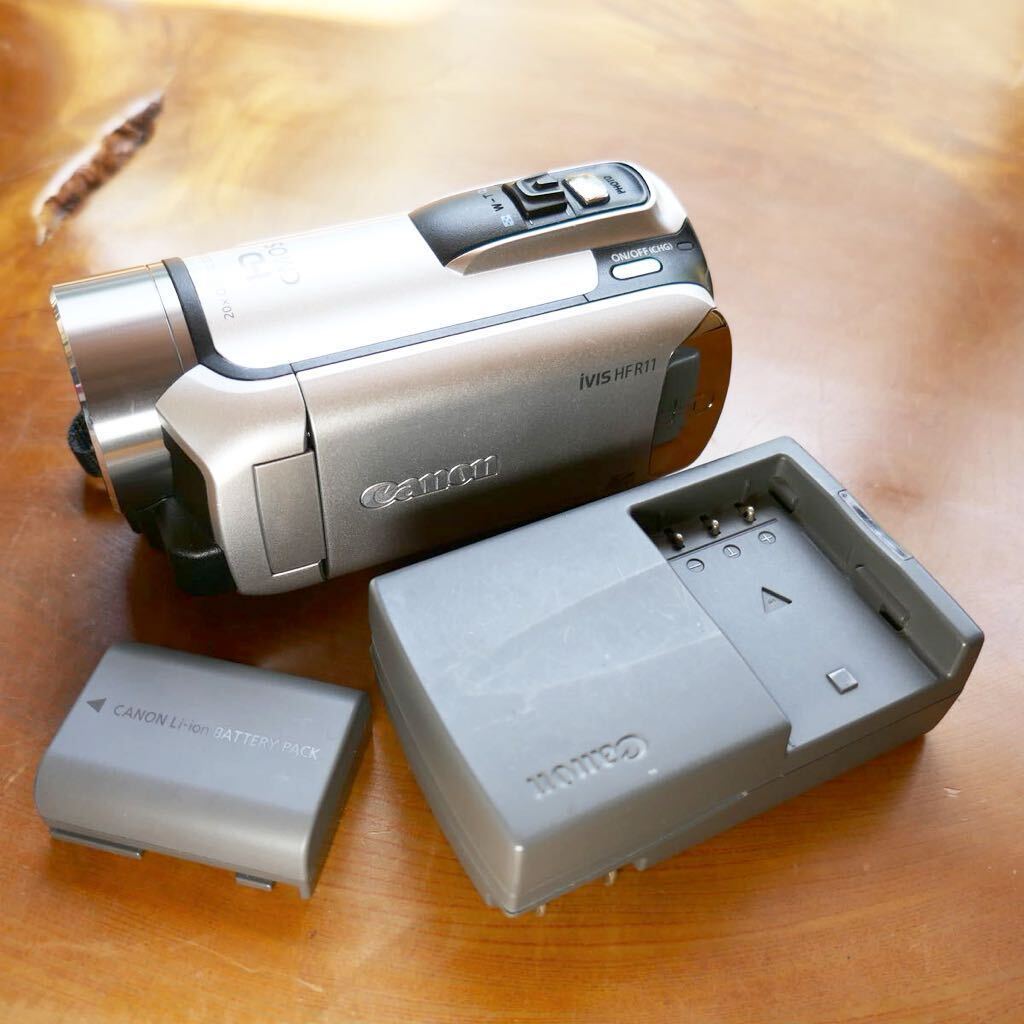 キャノン、Canonデジタルビデオカメラ 、iVIS HF R11 2010年製、バッテリー、充電器附属、_画像1