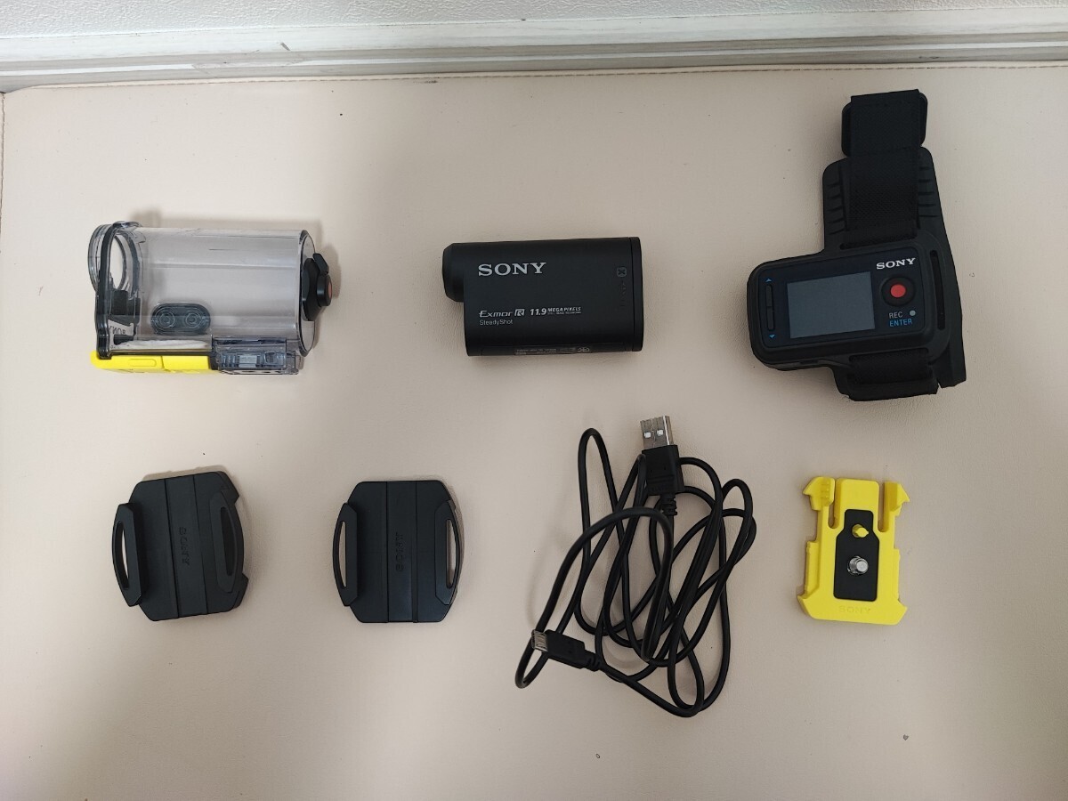 【中古】SONY HDR-AS30VR  デジタルHDビデオカメラレコーダーアクションカム リモコン ウォータープルーフケース 接着式マウント2種類の画像1