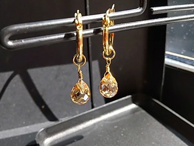 キラキラダイヤカットチャーム付きフープピアス 金属アレルギー対応ステンレスピアス シャンパンカラー ゴールドフープピアス