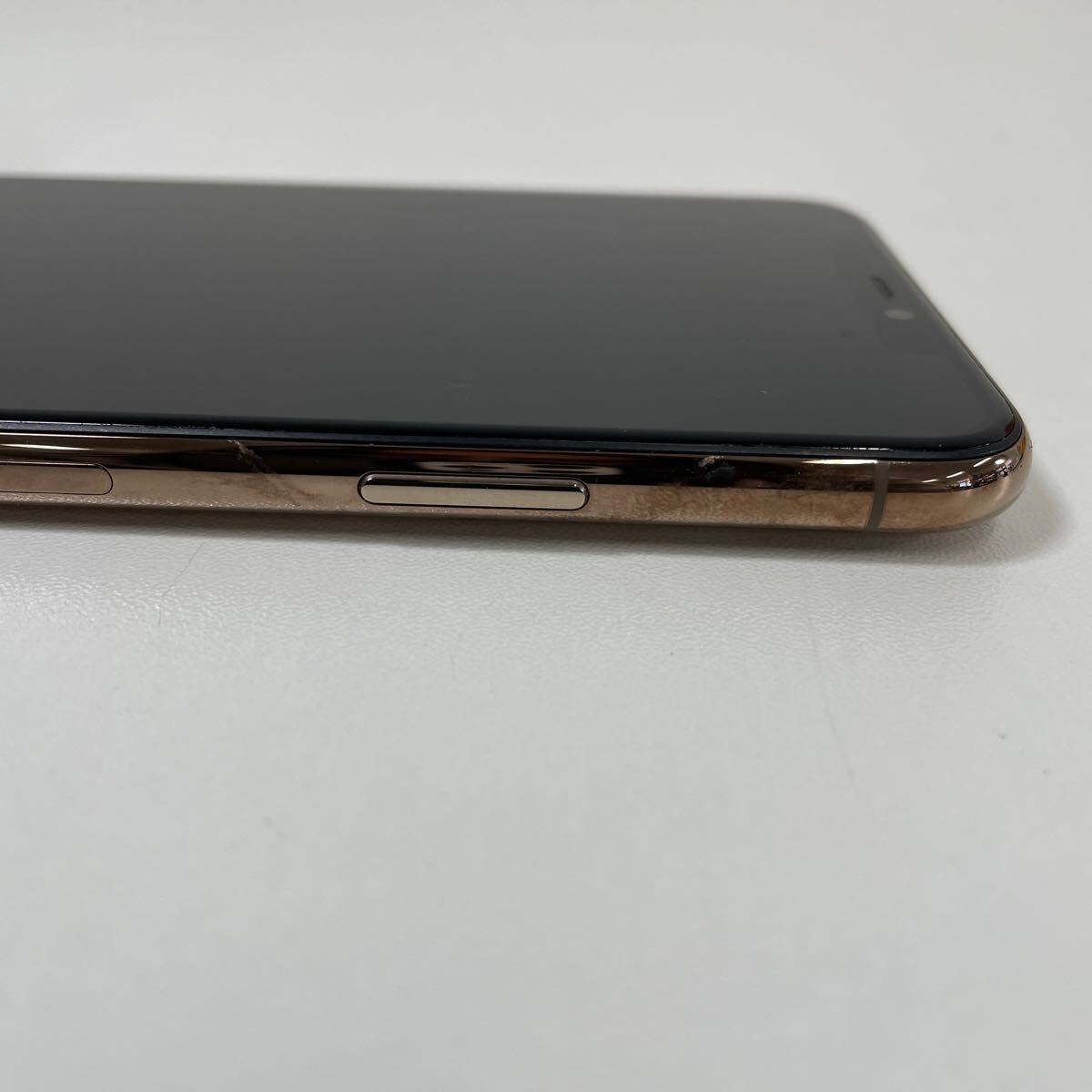 G◎ Apple iPhone 11 Pro Max 64GB Gold A2218 MWHG2J/A SIMフリー 初期化済み 画面上細かな擦りキズ有り 動作問題なし 角汚れ有 裏キズ有の画像5