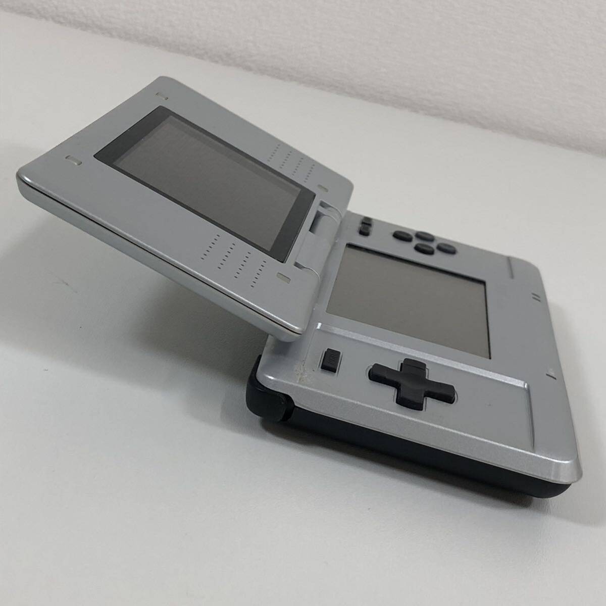 G* nintendo Nintendo Nintendo DS NTR-001 платина серебряный царапина загрязнения есть электризация работоспособность не проверялась инструкция наружная коробка с ремешком .....7 имеется 