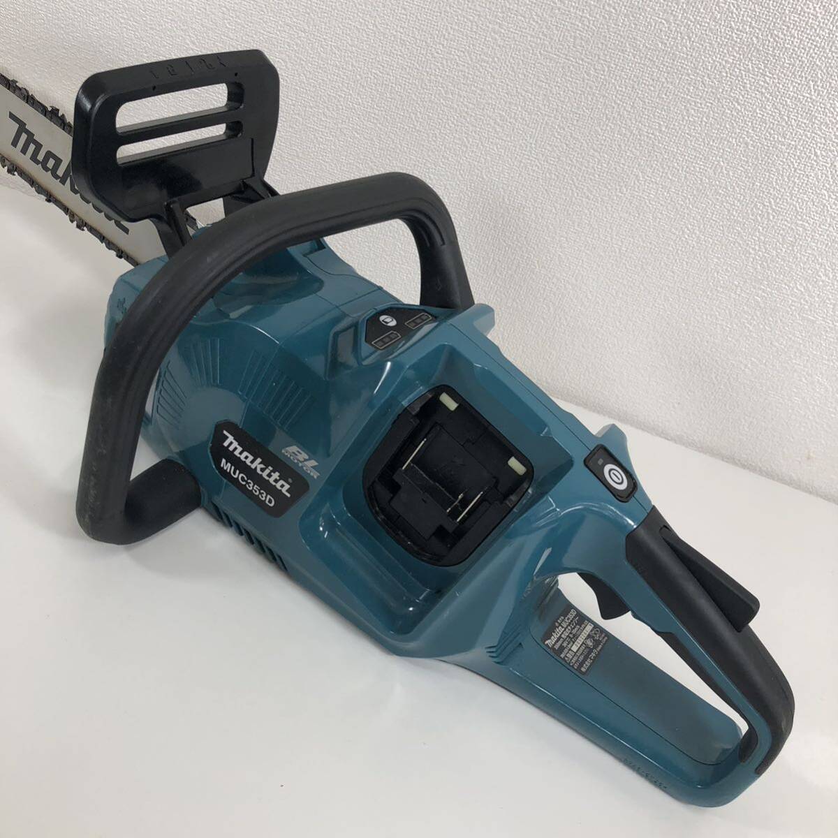 W※ Makita マキタ 充電式 チェーンソー 350mm MUC353D 36V 電動工具 チェーンソー チェンソー 切断機 通電確認済み 傷 汚れ有 動作未確認の画像3