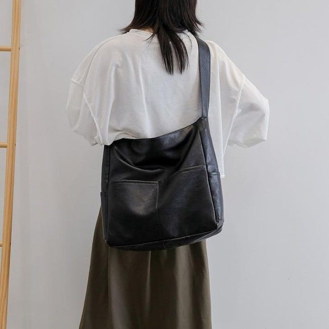 ショルダーバッグ　レディース　メンズ　斜めがけ　大容量　大きめ　黒　ブラック　ポケット　レザー　マザーズバッグ　a4　シンプル　鞄