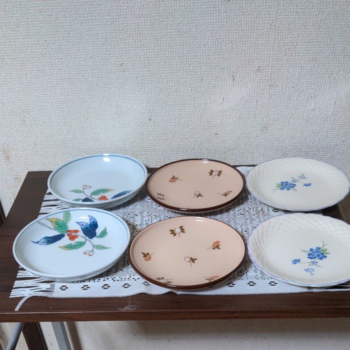 基泉・三和陶苑 小皿食器   銘々皿 きれいな小皿３種 ペアで6枚組   和皿と編み模様に青絵、肌色に小バラ散らしの３種 未使用品