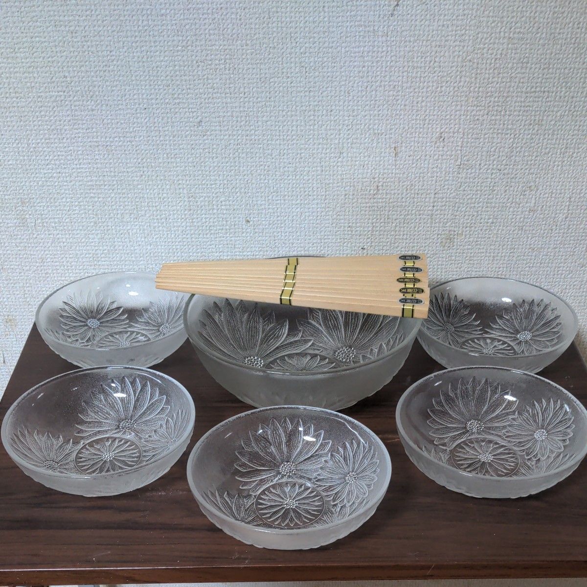ガラスのサラダボウル1枚と小鉢皿5枚の6枚セットに南天箸５組付き  彫り菊花皿   ガラス器  和食器  未使用品