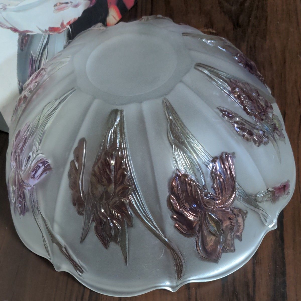 曽我ガラス  アイリス絵柄のガラスの鉢皿    パンチボウル   サラダボウル  8枚花弁縁  厚焼きガラス大鉢   未使用