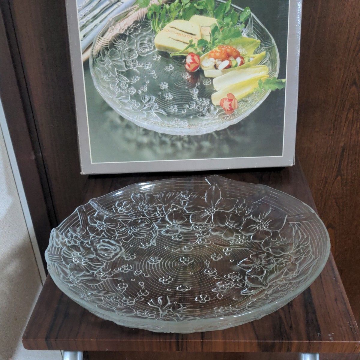 カメイガラス 株式会社のガラス 花柄プレート   盛皿 洋食器  スイカ皿  皿幅は32C   高さは4.5C  未使用品  