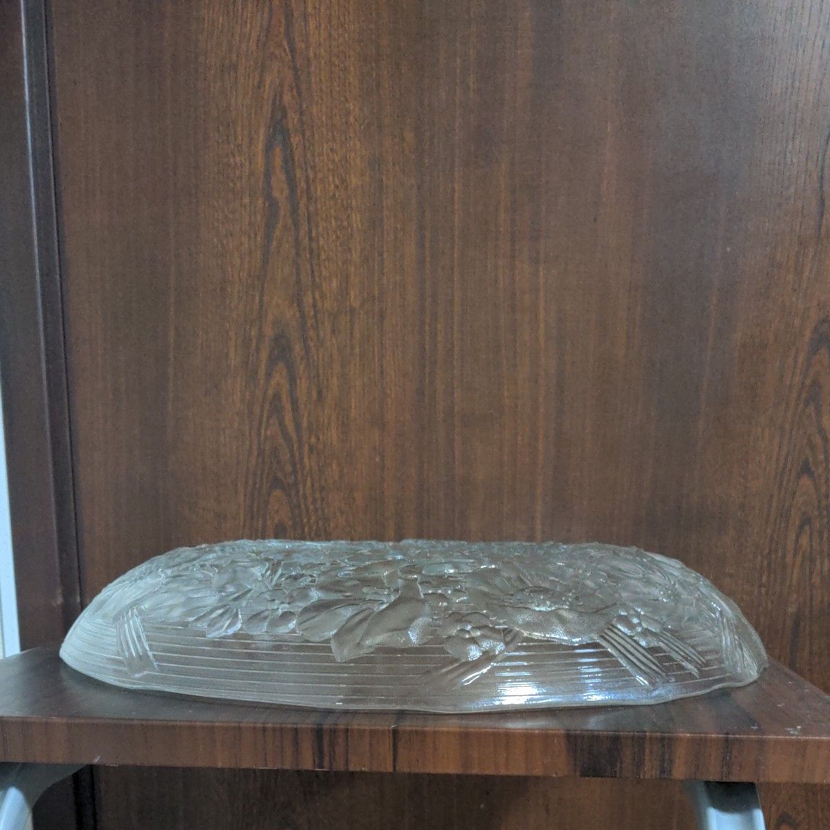 カメイガラス 株式会社のガラス 花柄プレート   盛皿 洋食器  スイカ皿  皿幅は32C   高さは4.5C  未使用品  