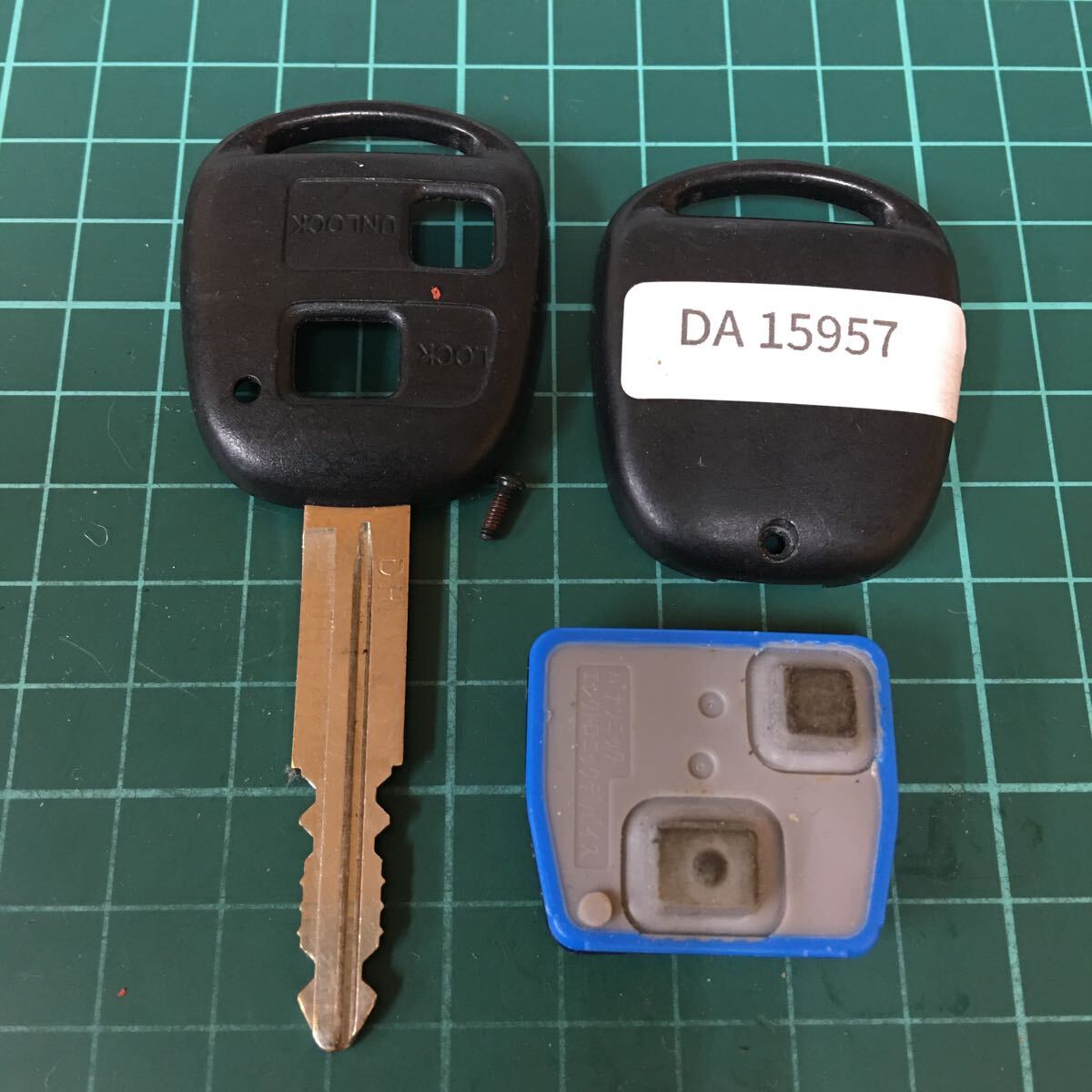 DA15957 ダイハツ 点灯あり 純正 2ボタン キーレス S320G S321G アトレー S320V S330V S321V S331V ハイゼット 青枠 スマートキーの画像1