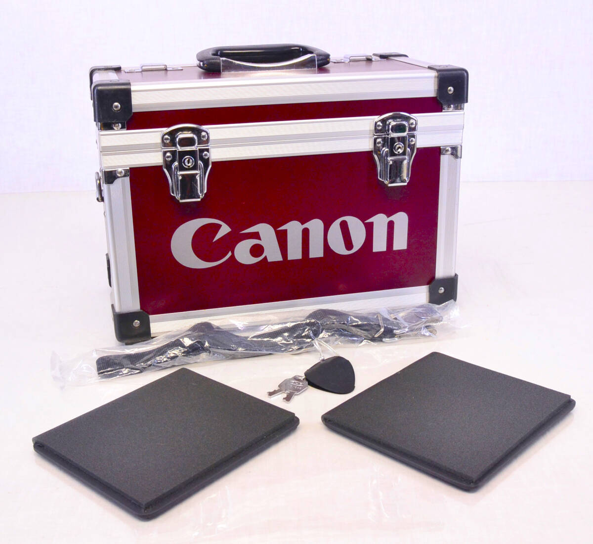 CANON キャノンのカメラ機材保管ケース くすんだ赤 鍵付き **ラスト１個** カメラケース 中古品の画像1