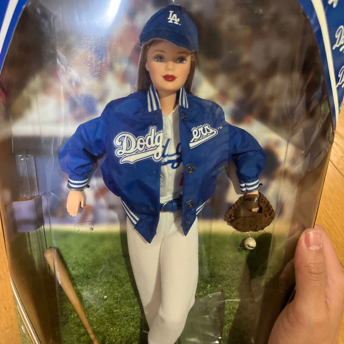 23882 Barbie Doll is approx. 11.5 tall. Sizes may vary. Los Angeles Dodgers Barbieの画像2
