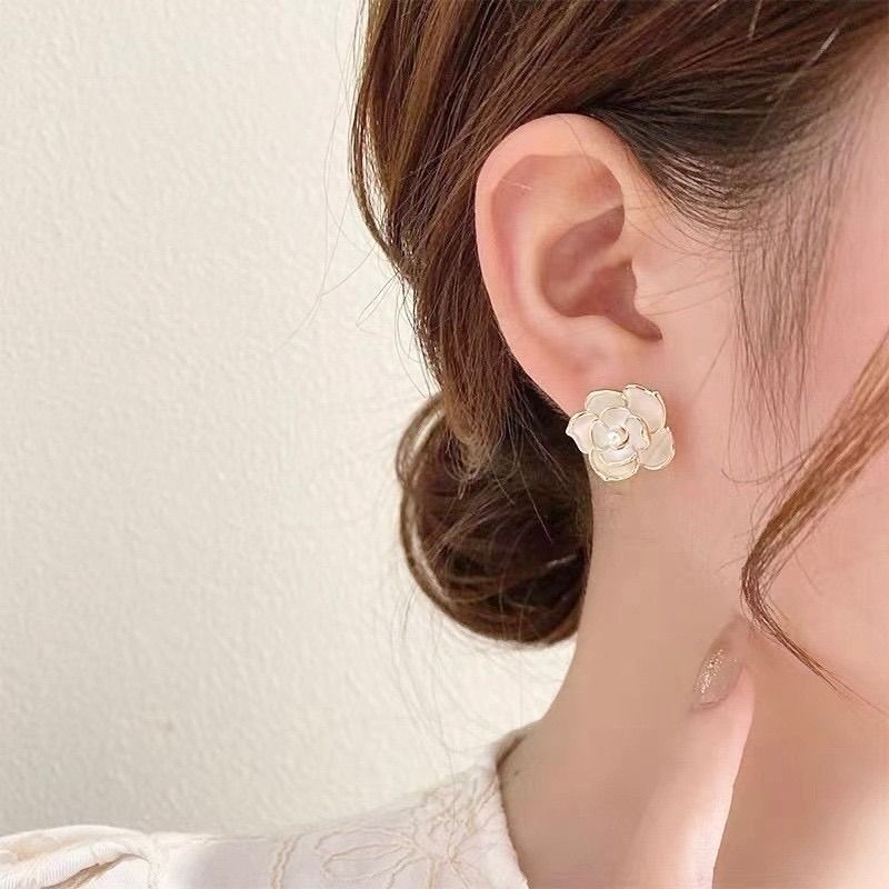 【大人気】ピアス　花モチーフ　カメリア　可愛い　アクセサリー　韓国　結婚式