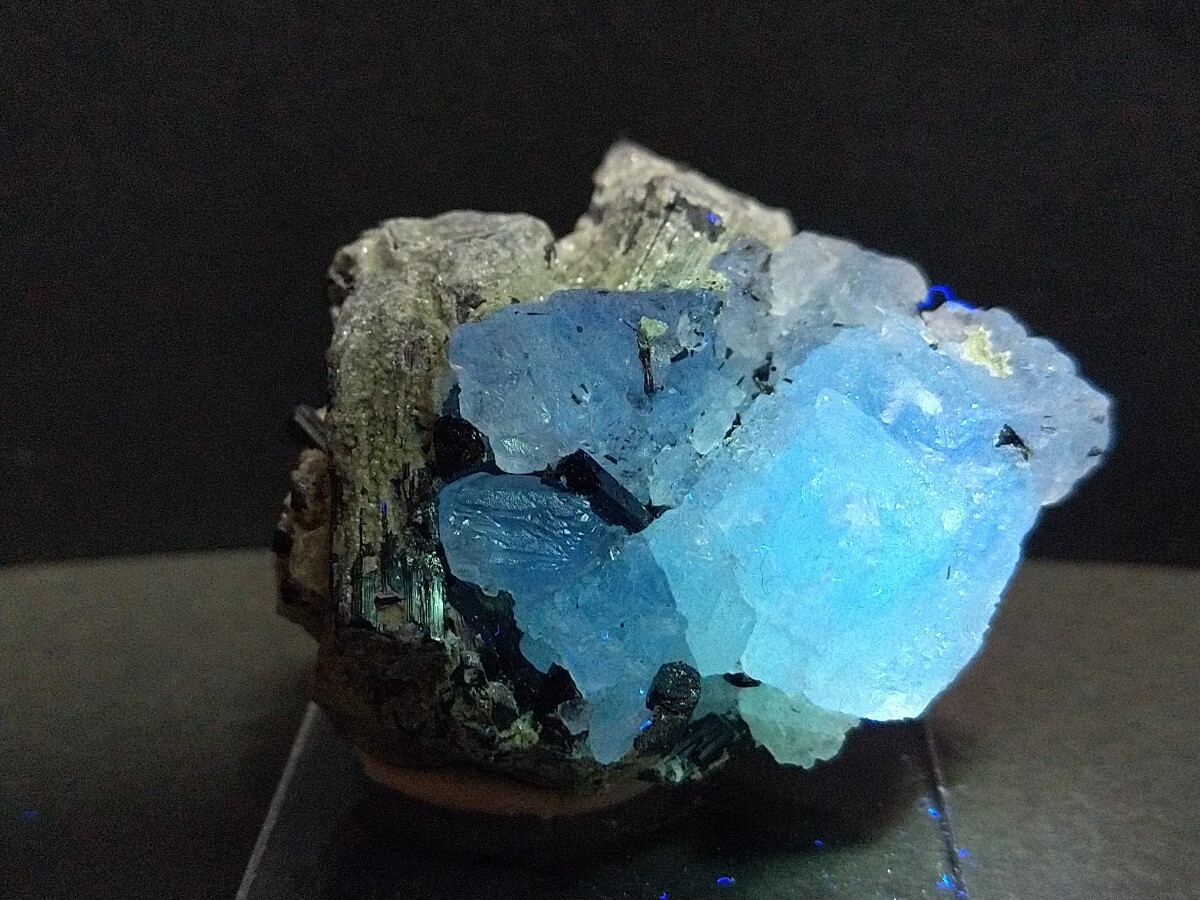 鉱物標本 ショール 鉄電気石 トルマリン フローライト 蛍石 パキスタン産の画像1