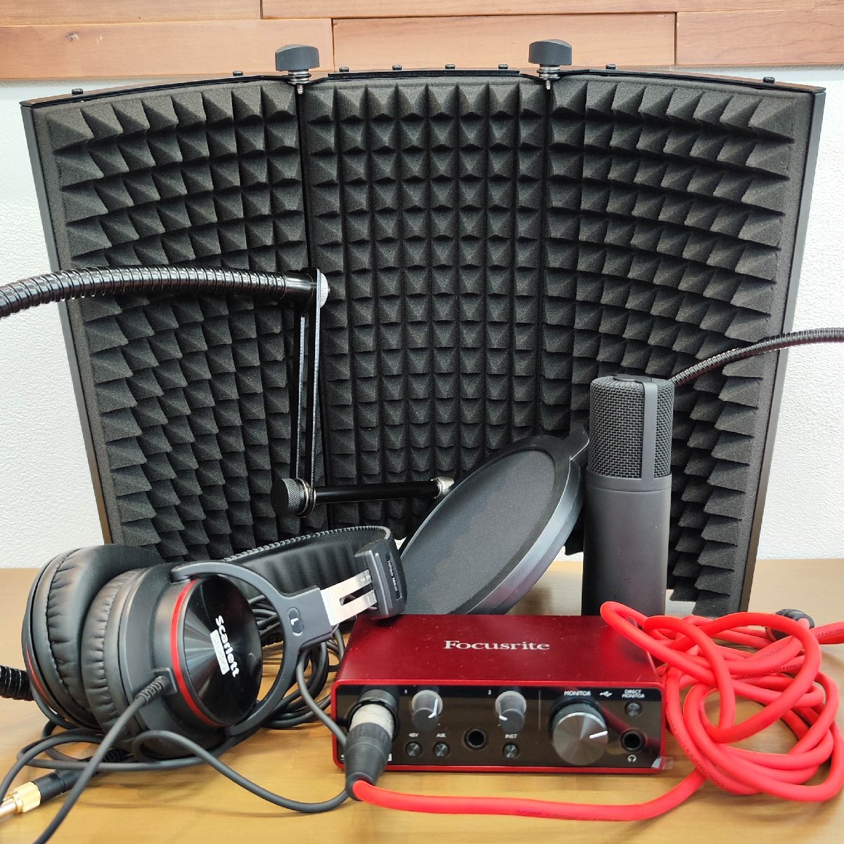 ε美品【Focusrite NEEWER Scarlett Solo CM25MKⅢ HP60MkIII NW-11 ボーカルブース マイク ヘッドフォン ブラック レッド】TK2070の画像1