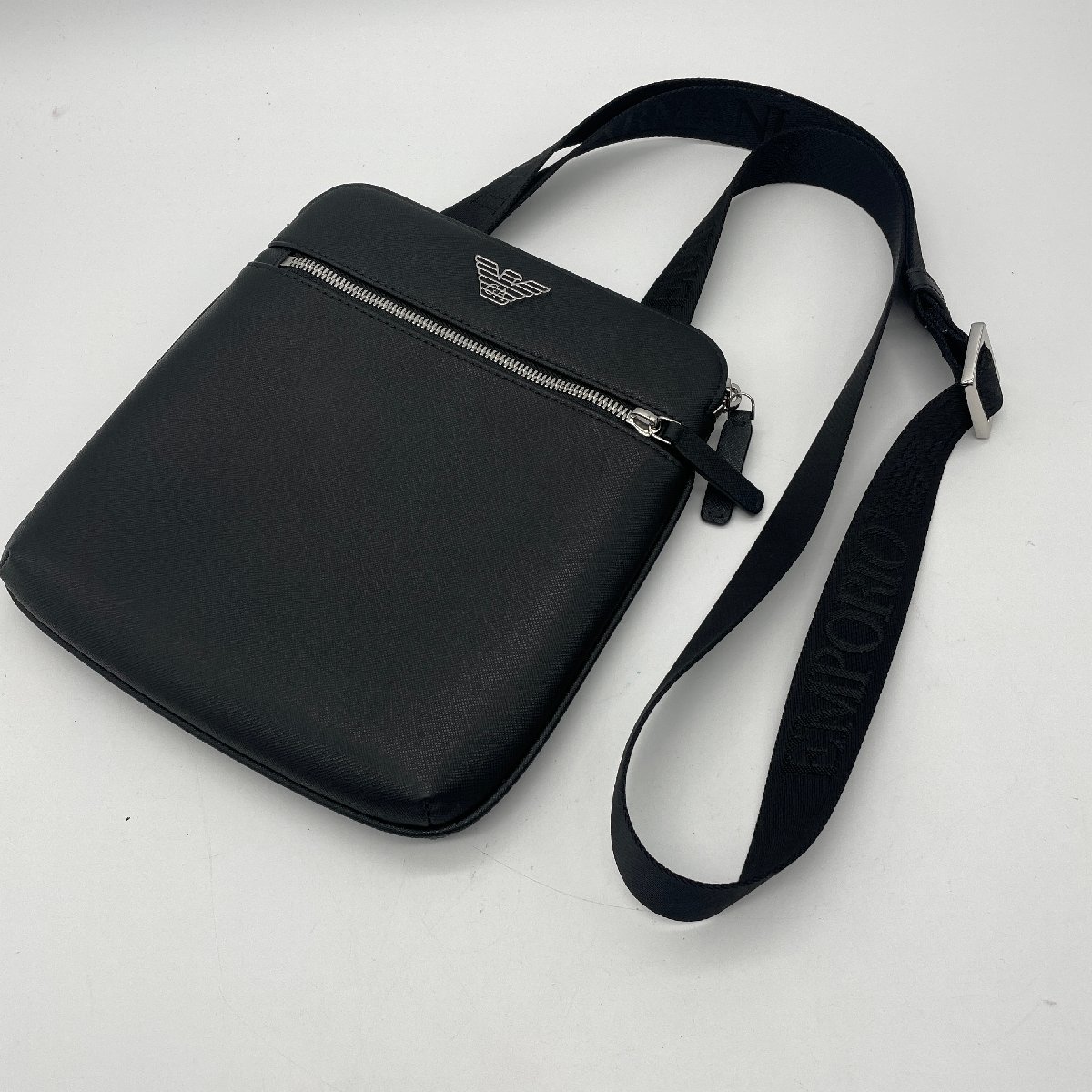 ω綺麗【EMPORIOARMANI エンポリオアルマーニ メンズ ASV フラットショルダーバッグ 再生サフィアーノレザー ブラック Black】TK1575_画像1