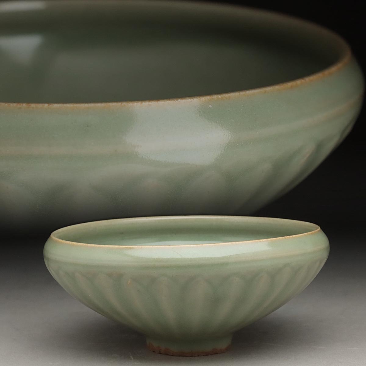 人気が高い EN871 重315g・青磁 径15cm 龍泉窯青釉刻蓮瓣紋斂口碗 中国美術 宋