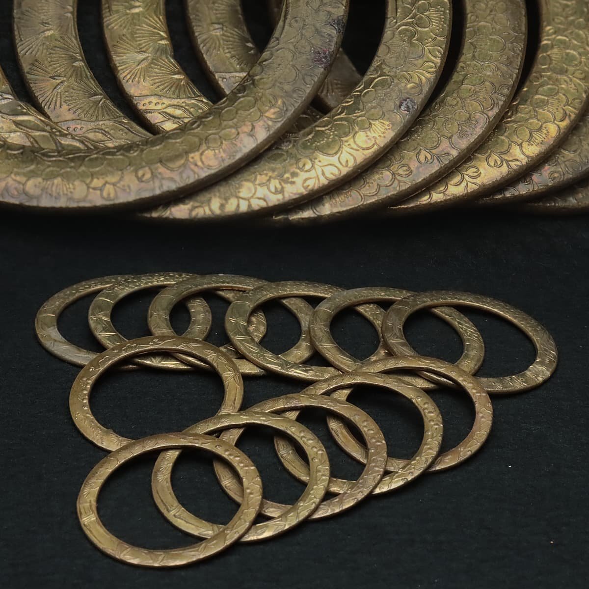 JK452 時代金工 鍍金 松竹梅彫 錫杖用 環 三種十二個 総重190ｇ・吊り金具・鍍金環・袈裟環 仏教美術の画像1