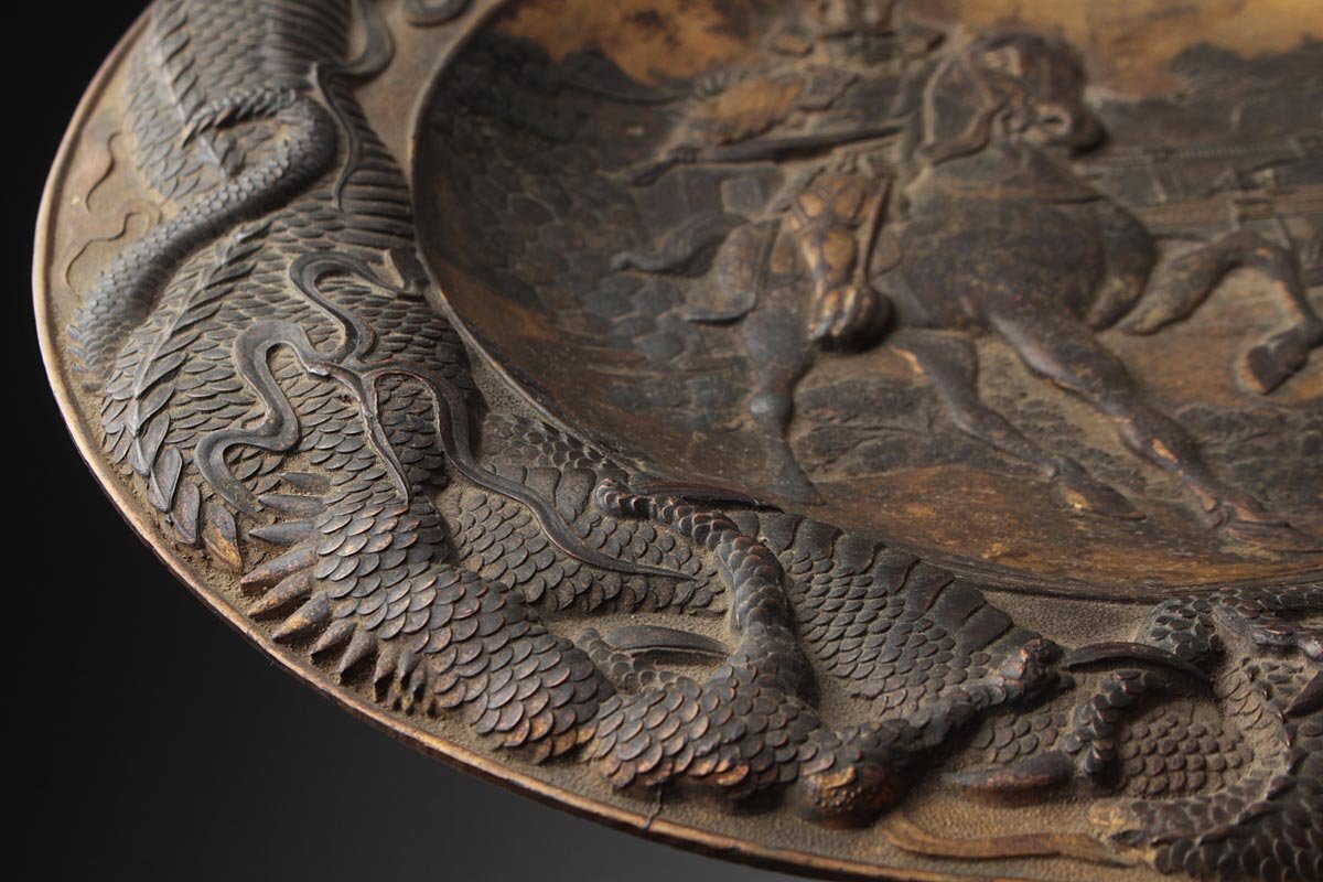 ER249 時代金工 青銅 ブロンズ 双龍 騎馬武者図 飾皿 径25.5cm 重865g・打出双龍武者騎馬圖賞盤の画像8