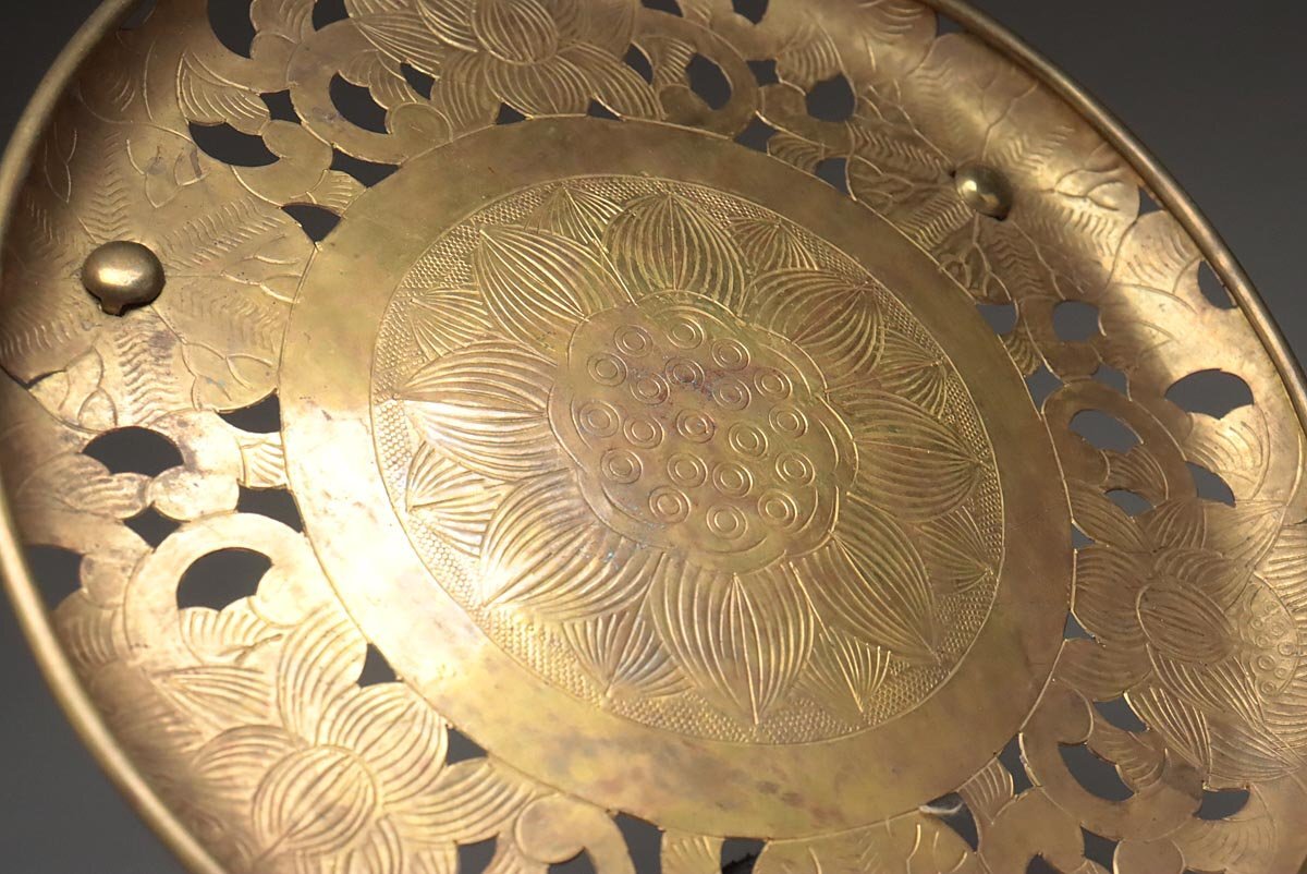 ER699 時代 仏教美術 真鍮製 蓮花透 華籠・花皿 十枚揃 紐付 径24.3cm 総重2.8kg 寺院仏具 明治-大正時代の画像3