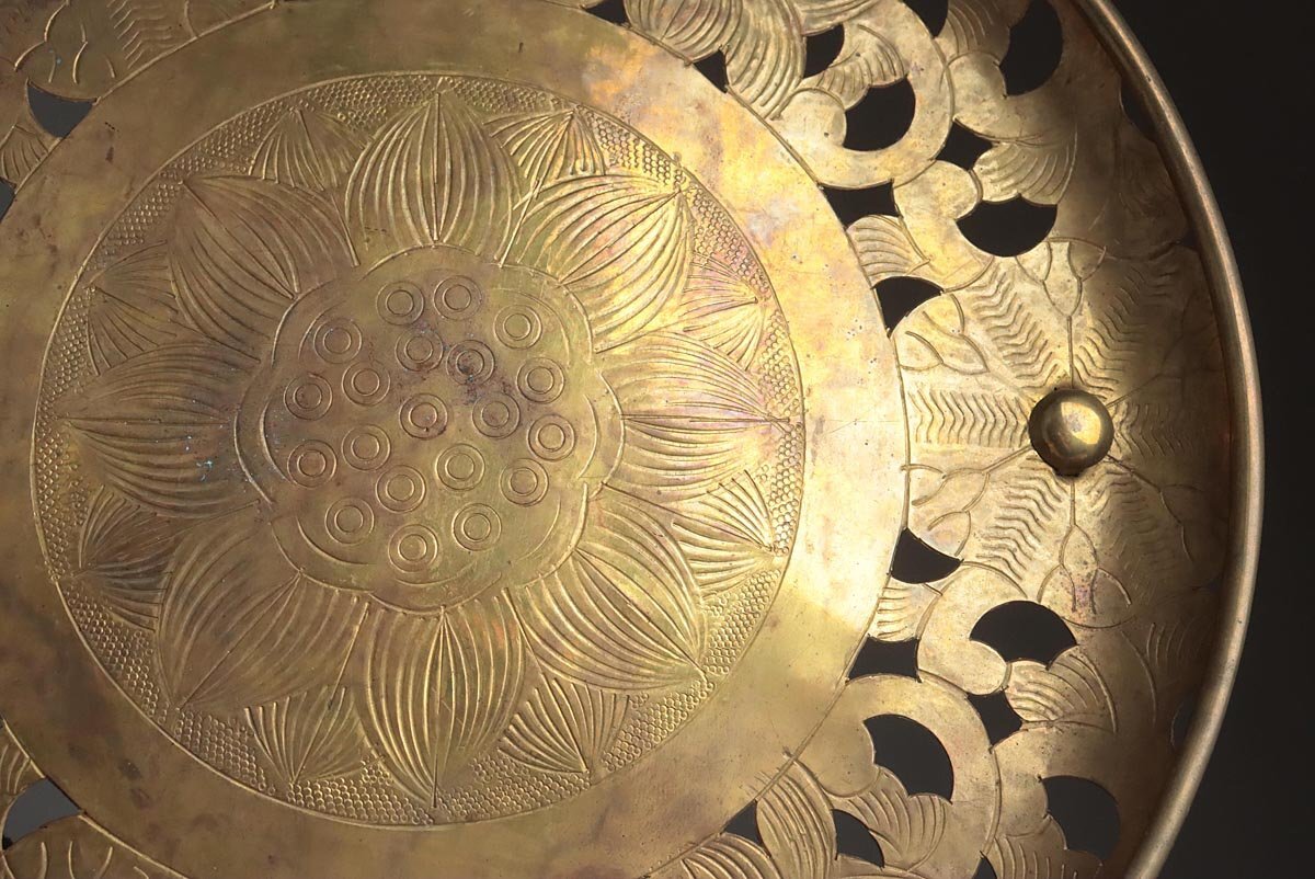 ER699 時代 仏教美術 真鍮製 蓮花透 華籠・花皿 十枚揃 紐付 径24.3cm 総重2.8kg 寺院仏具 明治-大正時代の画像4