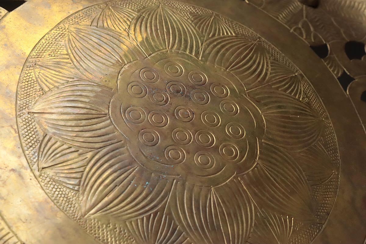 ER699 時代 仏教美術 真鍮製 蓮花透 華籠・花皿 十枚揃 紐付 径24.3cm 総重2.8kg 寺院仏具 明治-大正時代の画像5