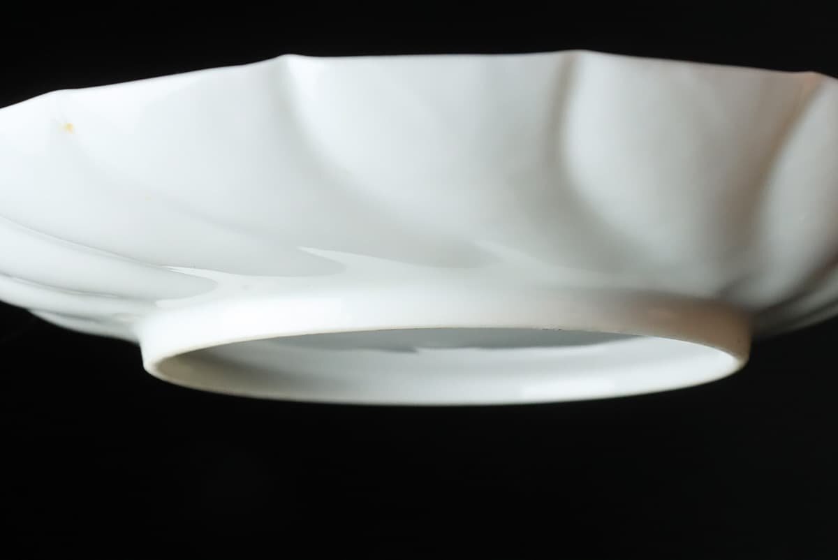 EO429 時代物 白磁皿・白南京菊花形皿 二十枚 径17.1cm 総重3.8kg 木箱附・白瓷盤・白釉盤の画像7
