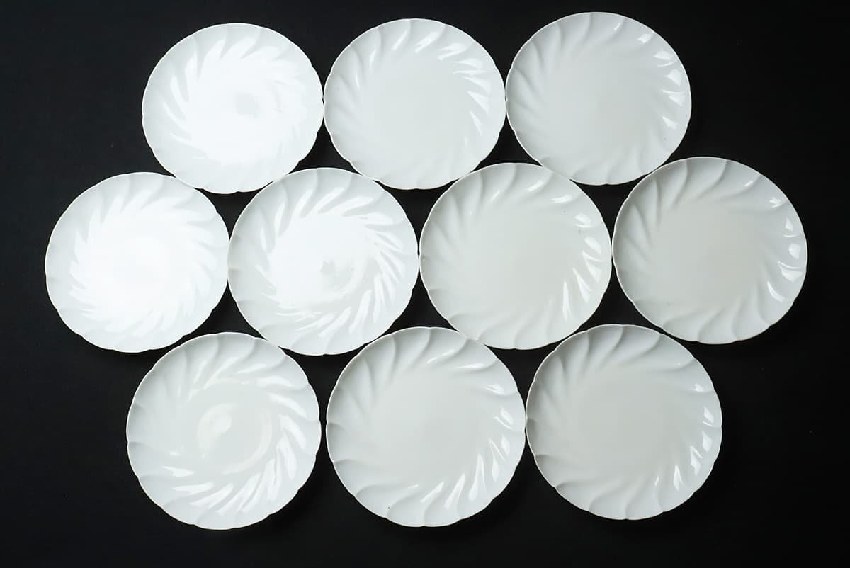 EO429 時代物 白磁皿・白南京菊花形皿 二十枚 径17.1cm 総重3.8kg 木箱附・白瓷盤・白釉盤の画像9