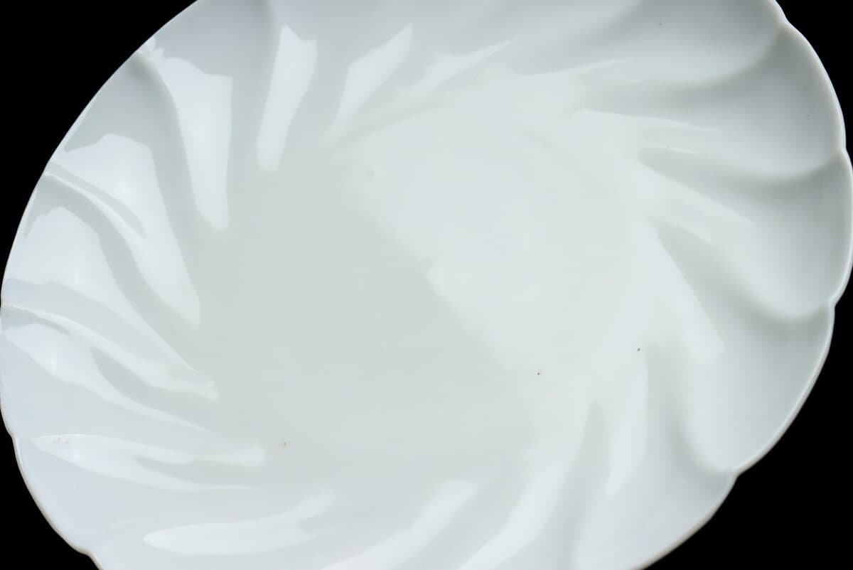 EO429 時代物 白磁皿・白南京菊花形皿 二十枚 径17.1cm 総重3.8kg 木箱附・白瓷盤・白釉盤の画像3