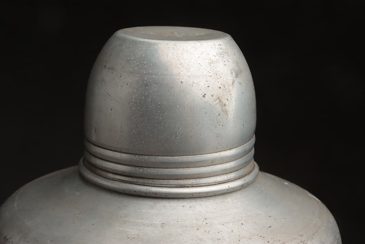 JJ159 時代 軍品 水筒付飯盒 高24cm 重260g 革紐付・水筒付弁当箱 東京 特許108532号 ミリタリーの画像3