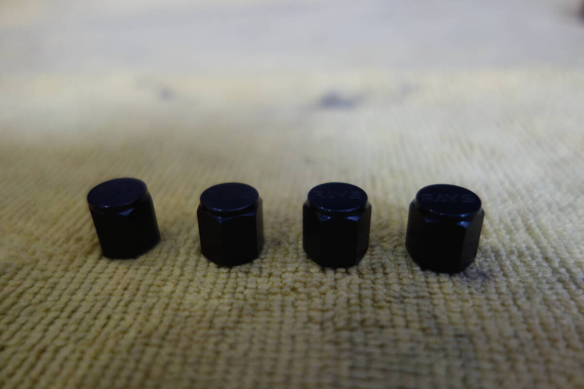 RAYS レイズ エアーバルブキャップ ブラック 軽量アルミ製 ロゴマーク入り 4個セット 一台分 美品です。_画像1