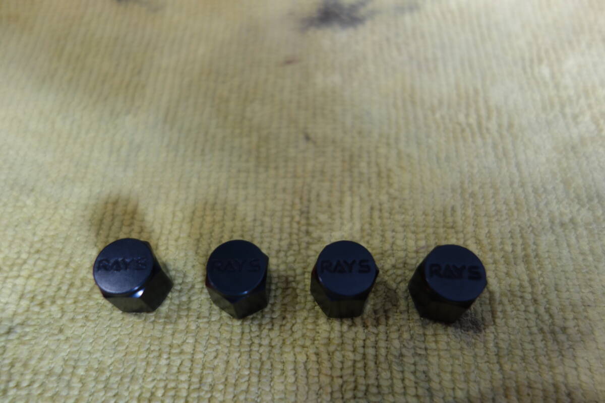 RAYS レイズ エアーバルブキャップ ブラック 軽量アルミ製 ロゴマーク入り 4個セット 一台分 美品です。_画像2