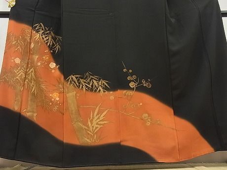 平和屋川間店■豪華黒留袖　手描き　駒刺繍　枝梅笹竹文　暈し染め　金彩　逸品　未使用　n-ar2438_画像3