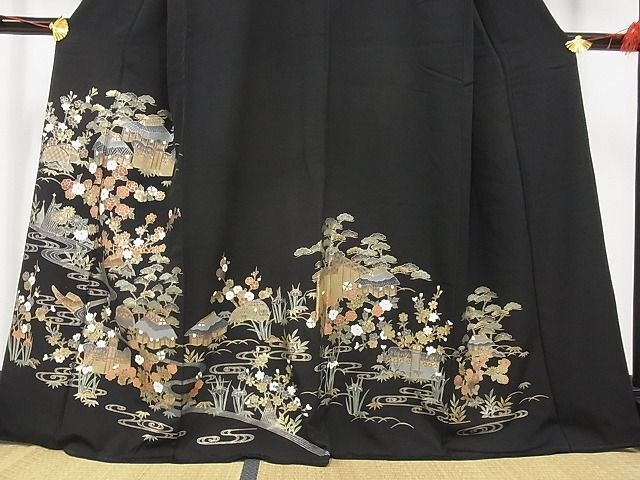 平和屋-こころ店■豪華黒留袖　流水風景文　金彩　正絹　逸品　AAAD0958cy_画像2