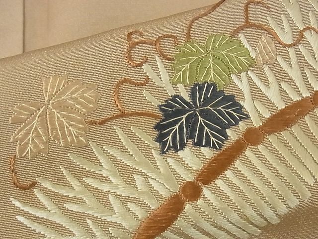 平和屋-こころ店■極上 京都祇園の老舗 ぎをん齋藤 訪問着 刺繍 柴垣に蔦草 白茶色地 たとうし付 着丈153cm 裄丈64cm 正絹 逸品 4kk0107の画像6