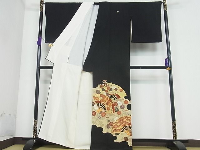 平和屋川間店■豪華黒留袖　駒刺繍　扇面吉祥花文　金彩　逸品　ma2049_画像2