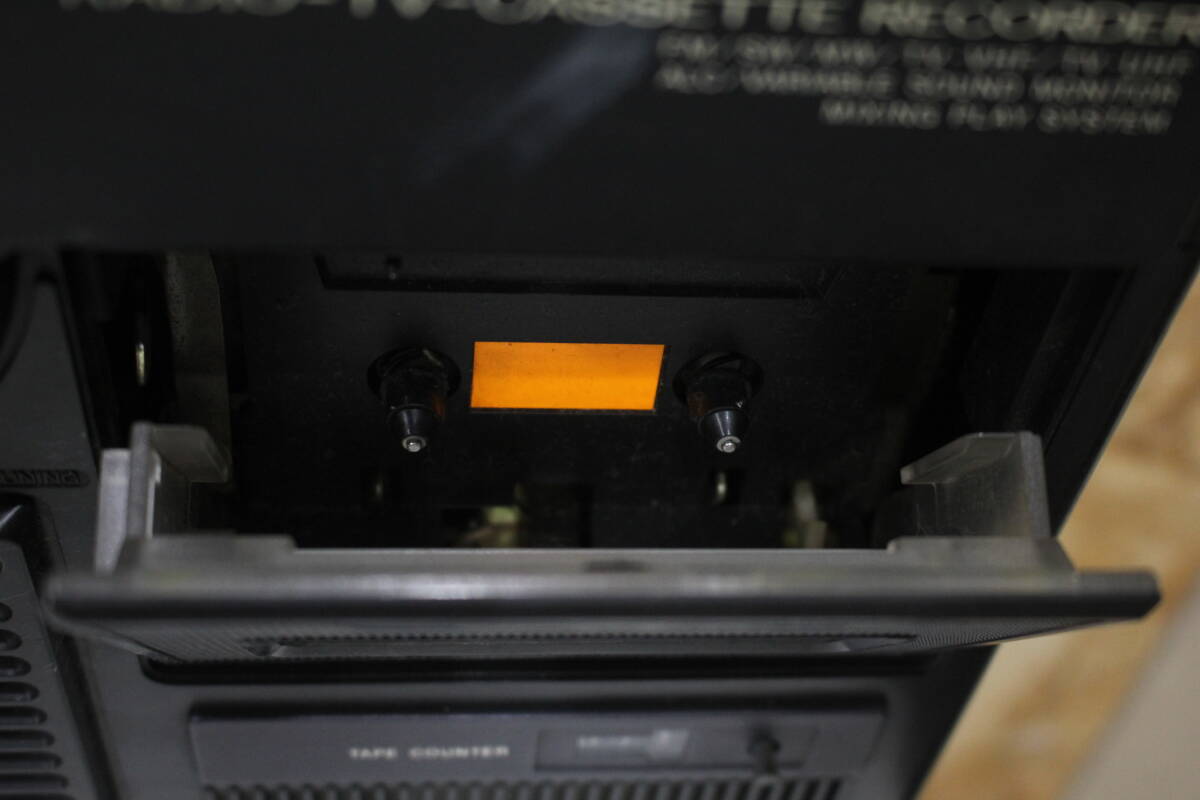 KH04172 Victor RADIO-TV-CASSETTE-RECORDER ラジカセ 76年製 通電確認済 動作不可 ジャンク品の画像3