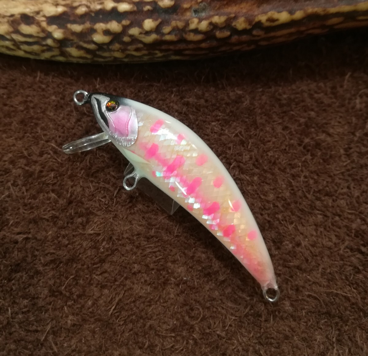 ハンドメイドミノー ホワイトヤマメ ピンクパーマーク 白蝶貝&高麗アワビの画像3