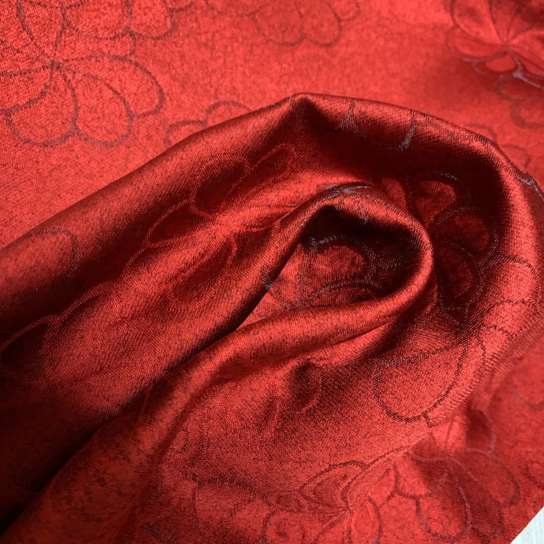 着物ハギレ　約25×30 濃い赤に花地模様　はぎれ はぎれ吊るし飾りつまみ細工つるし飾り小物重ね襟伊達衿_画像4