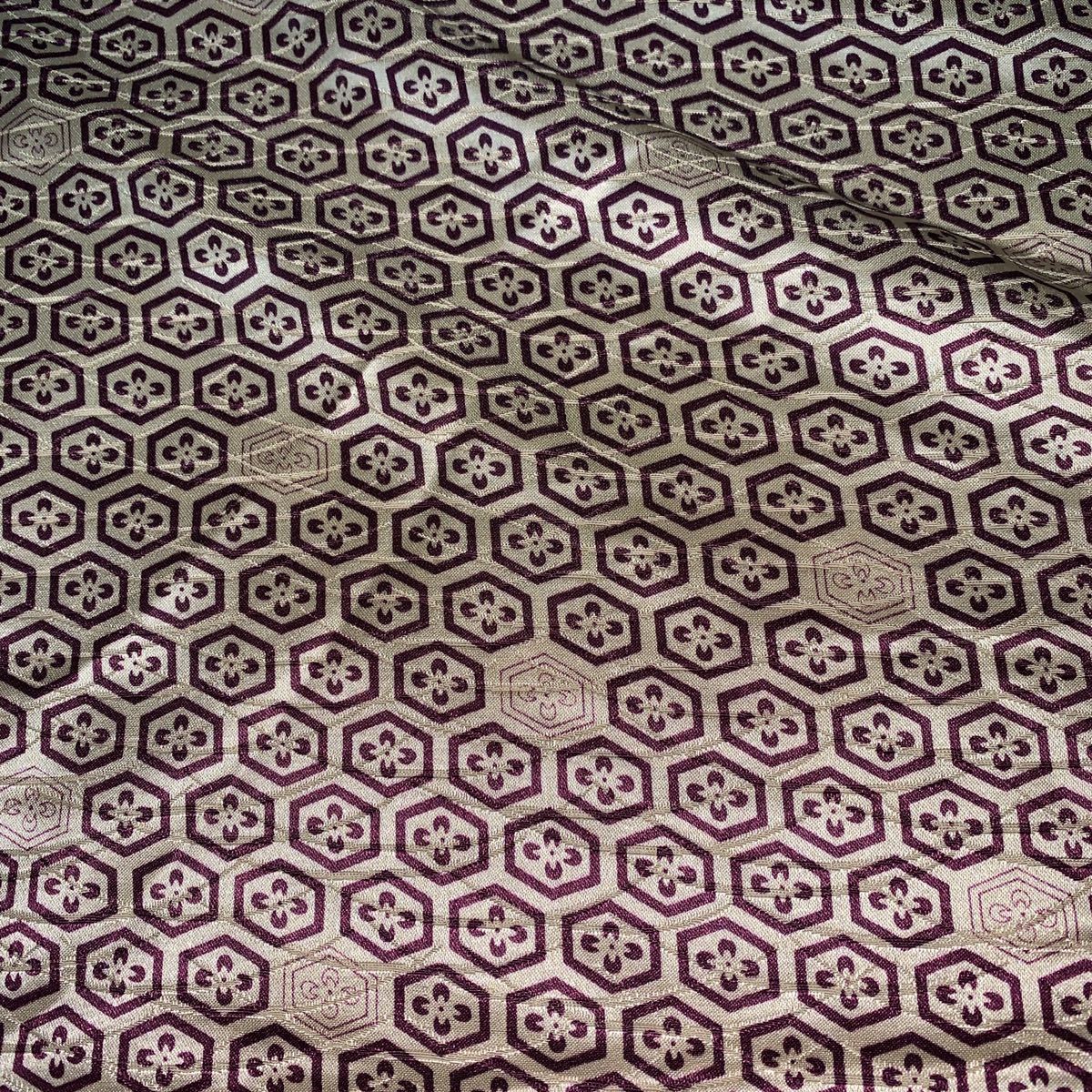 正絹ハギレ 約38×108 紫 亀甲 花 和柄 古典柄 はぎれ パール 赤紫 パープルの画像2