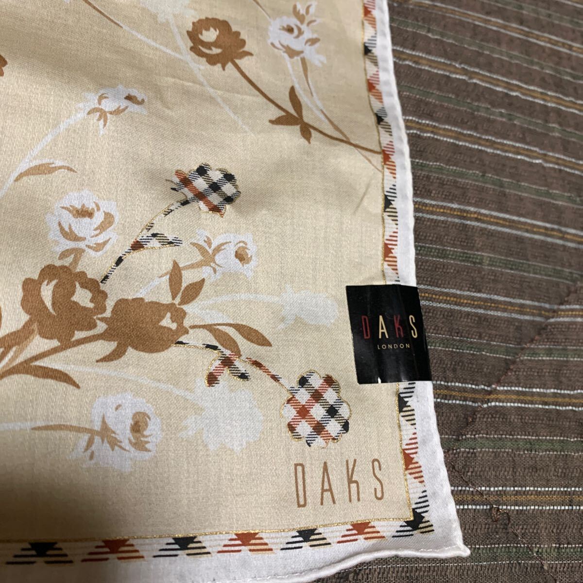 新品　DAKS 大判ハンカチ ベージュ系　花柄 ダックス　チェック_画像2