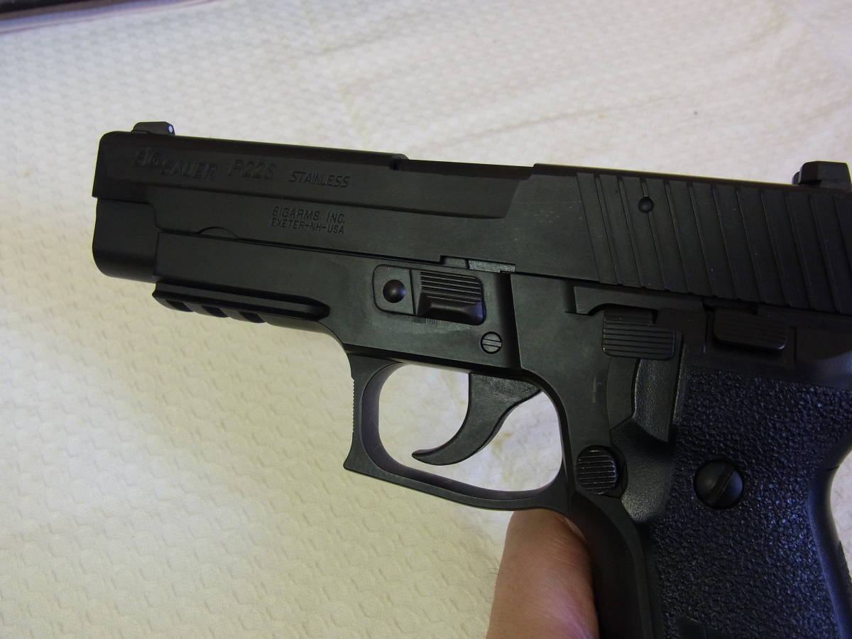 東京マルイ SIG P226 Rail ガスガン 美品 スペアマガジン2本付_画像2