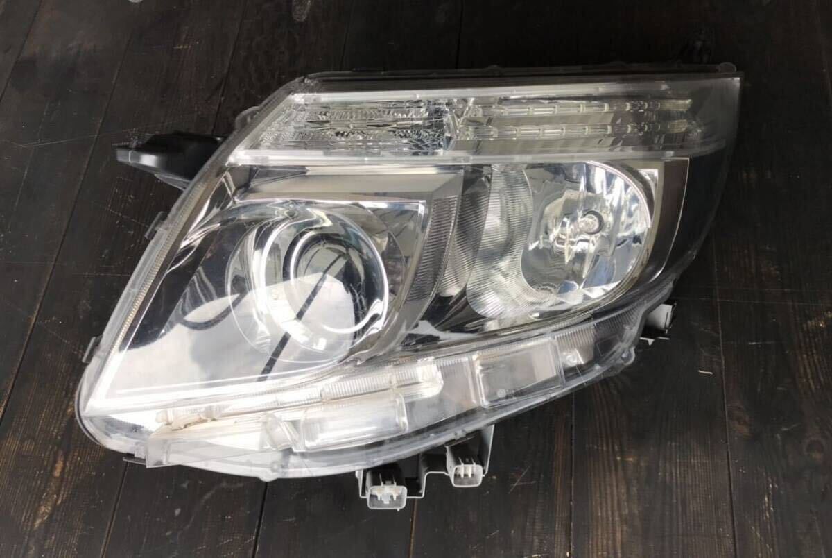 ☆超美品エスクァイア80系前期・純正左ヘッドライト・電球付き・ZRR80・ZWR80・LED 点灯確認済み・刻印【 E】・28-227の画像1