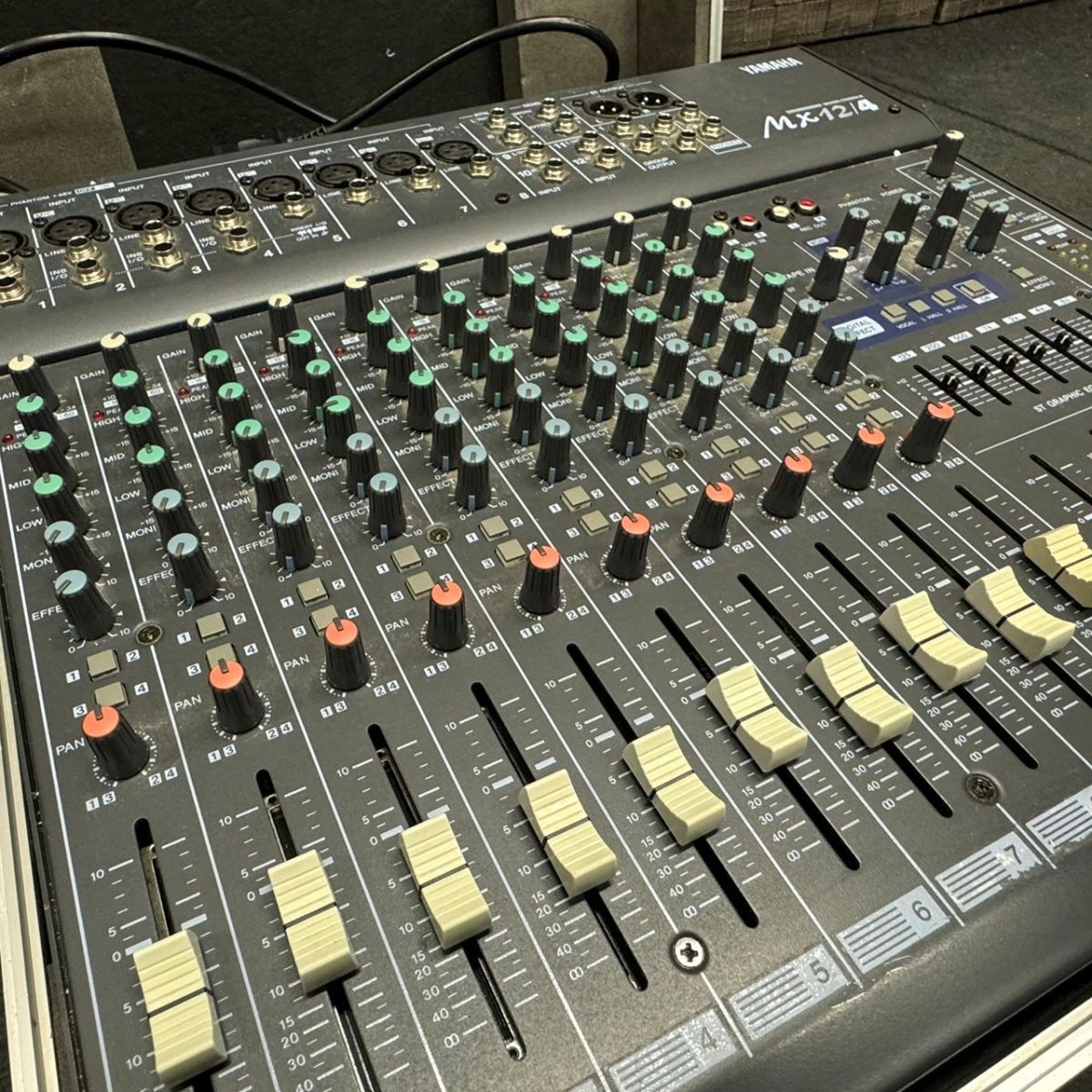 A822-O44-1058 YAMAHA ヤマハ MX12/4 アナログミキサー MIXING CONSOLE ミキシングコンソール ハードケース付き 通電OK ②の画像9