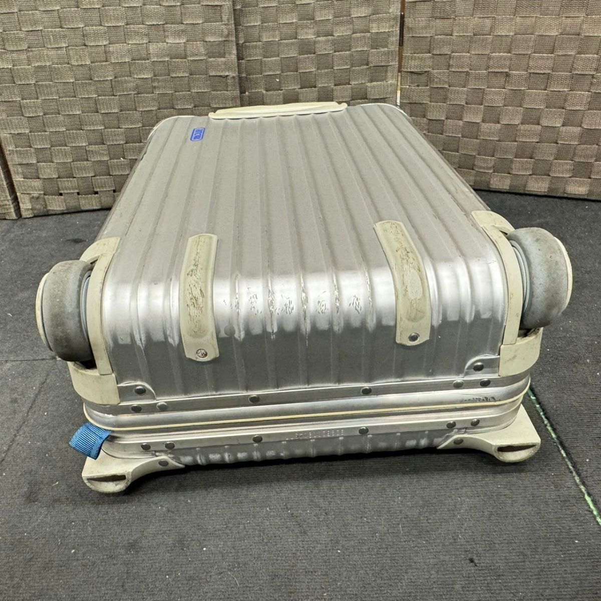 D811-O50-165 RIMOWA リモワ 9295200904377 キャリーケース キャリーバッグ スーツケース シルバー ダイヤル式 約高56×横35×マチ約18cm⑥の画像6