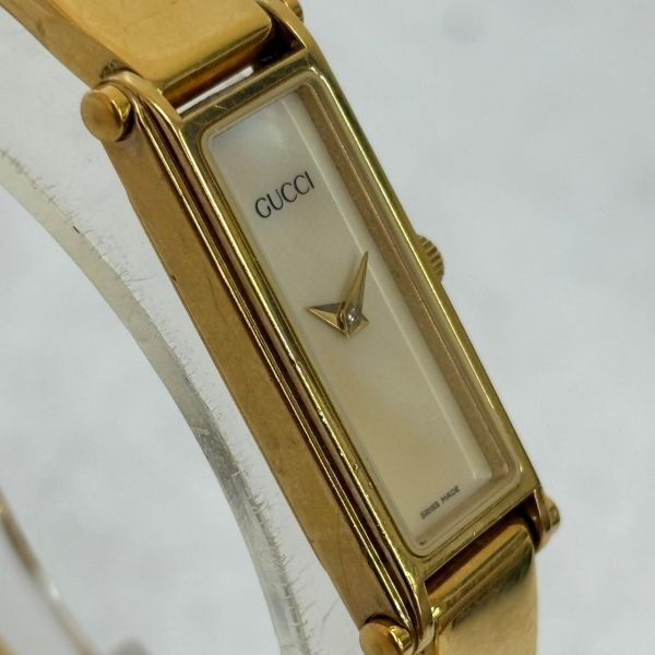 F612-O49-75◎ GUCCI グッチ 1500 バングルウォッチ クォーツ ホワイトシェル文字盤 ゴールドカラー スクエア 2針レディース 腕時計 ④の画像5