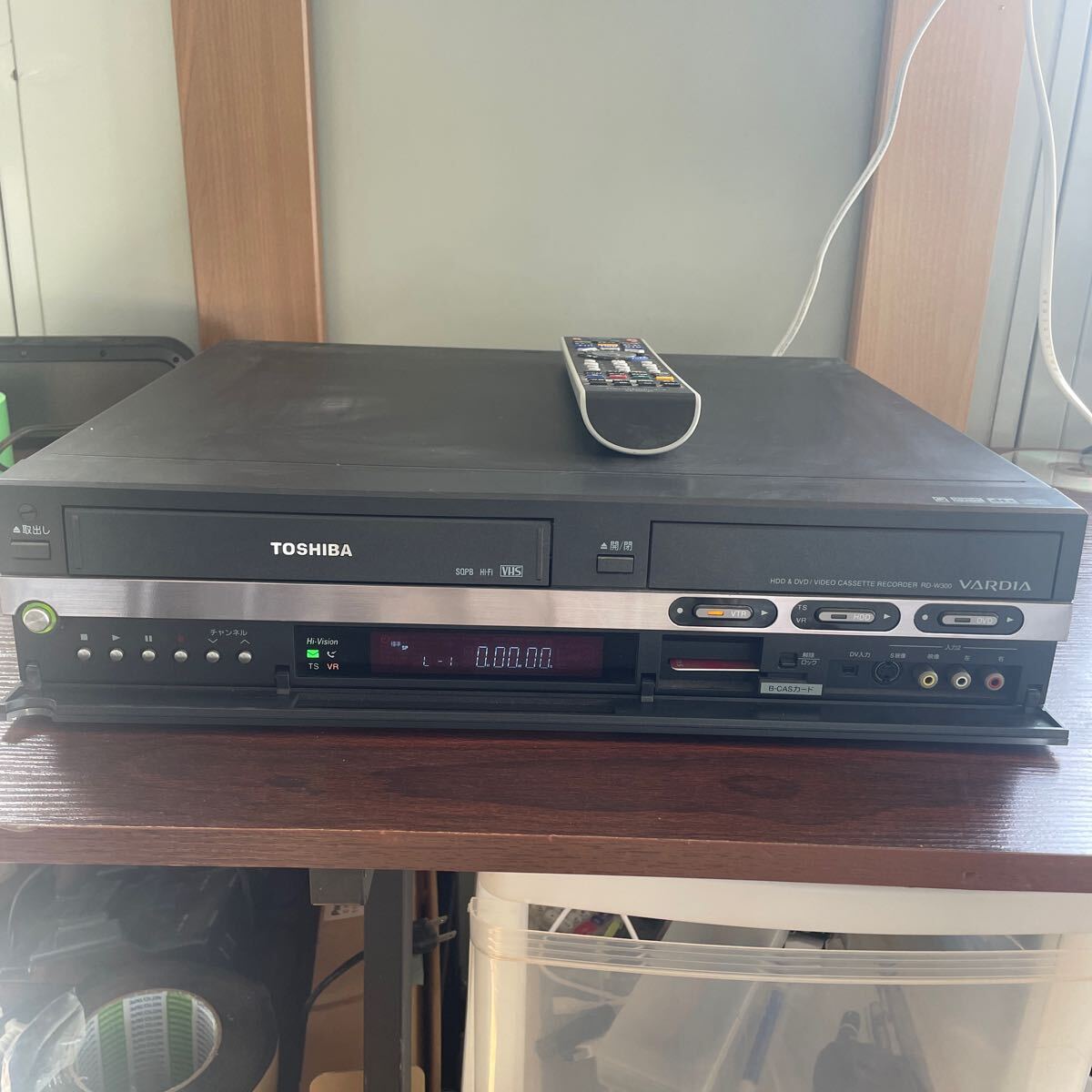 VHS+HDD+DVD多機能レコーダー 東芝VARDIA RD-W300 純正リモコン付 デジタルチューナー搭載ハイビジョン録画対応 VHSビデオ DVDダビング等の画像2