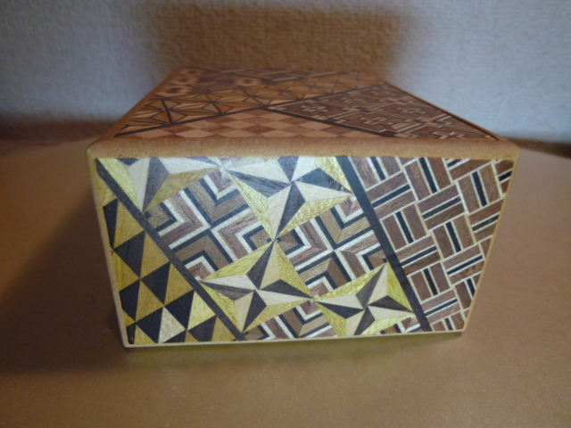 箱根寄木細工 伝統的工芸品 からくり秘密箱 ４回仕掛け　新品同様・展示品_各側面の写真です。